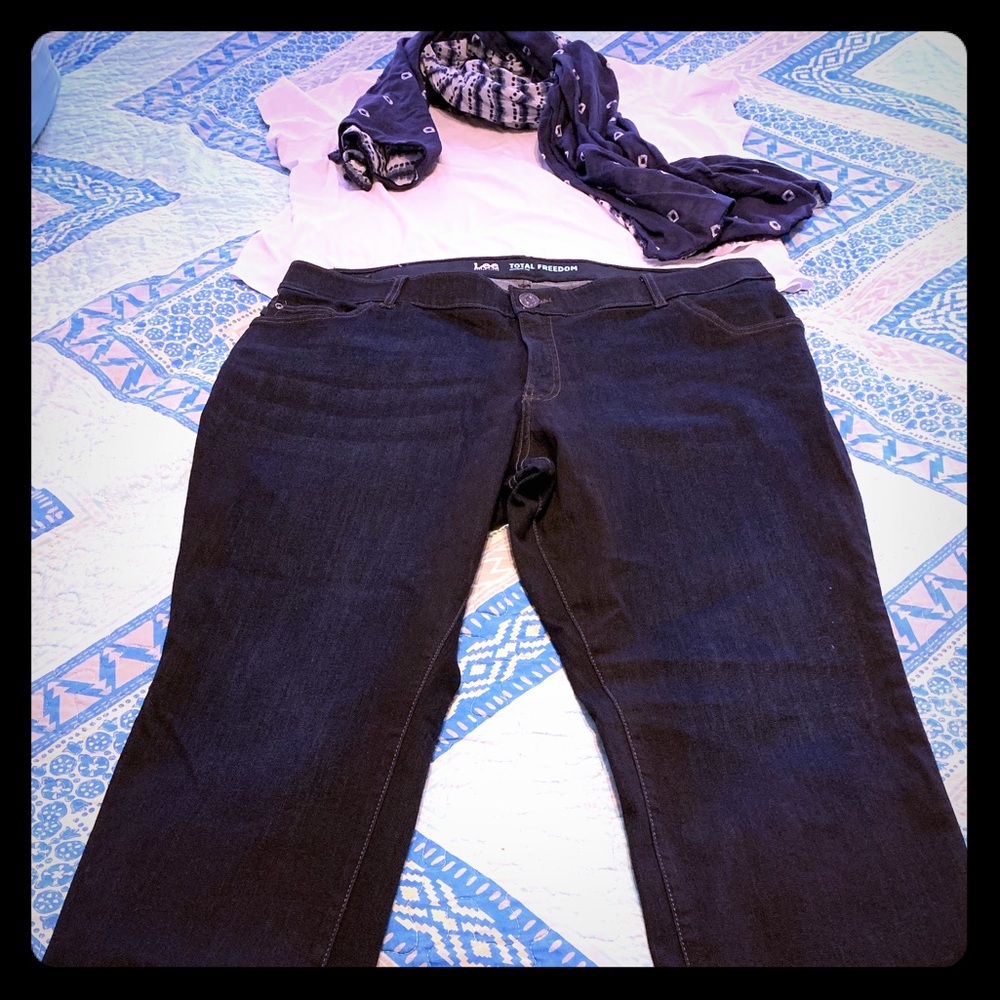 Dark straight fit jeans with hidden comfort waist